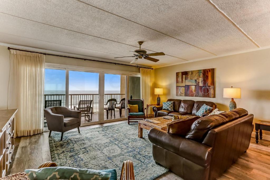 A seating area at Oceanview Upper Unit Condo