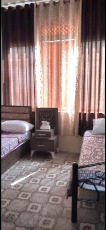 Una cama o camas en una habitación de Jawal Hotel