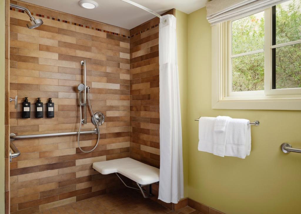 Hotel Abrego - Deluxe Two Queen Room - Disability Access