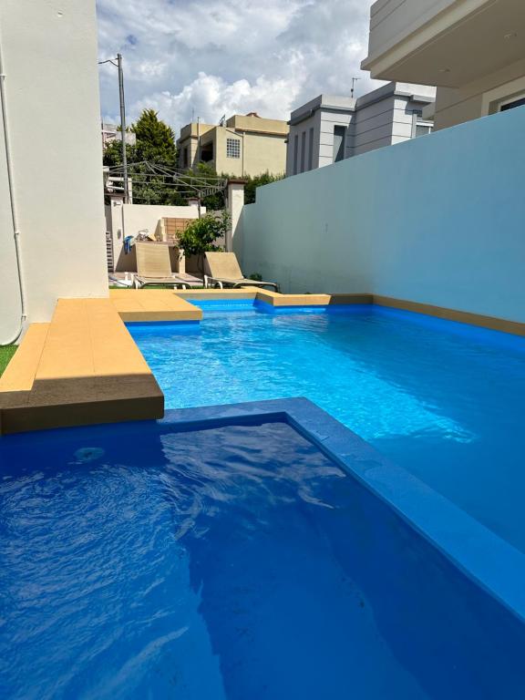 una piscina con acqua blu in un edificio di Villa Semina a Pastida
