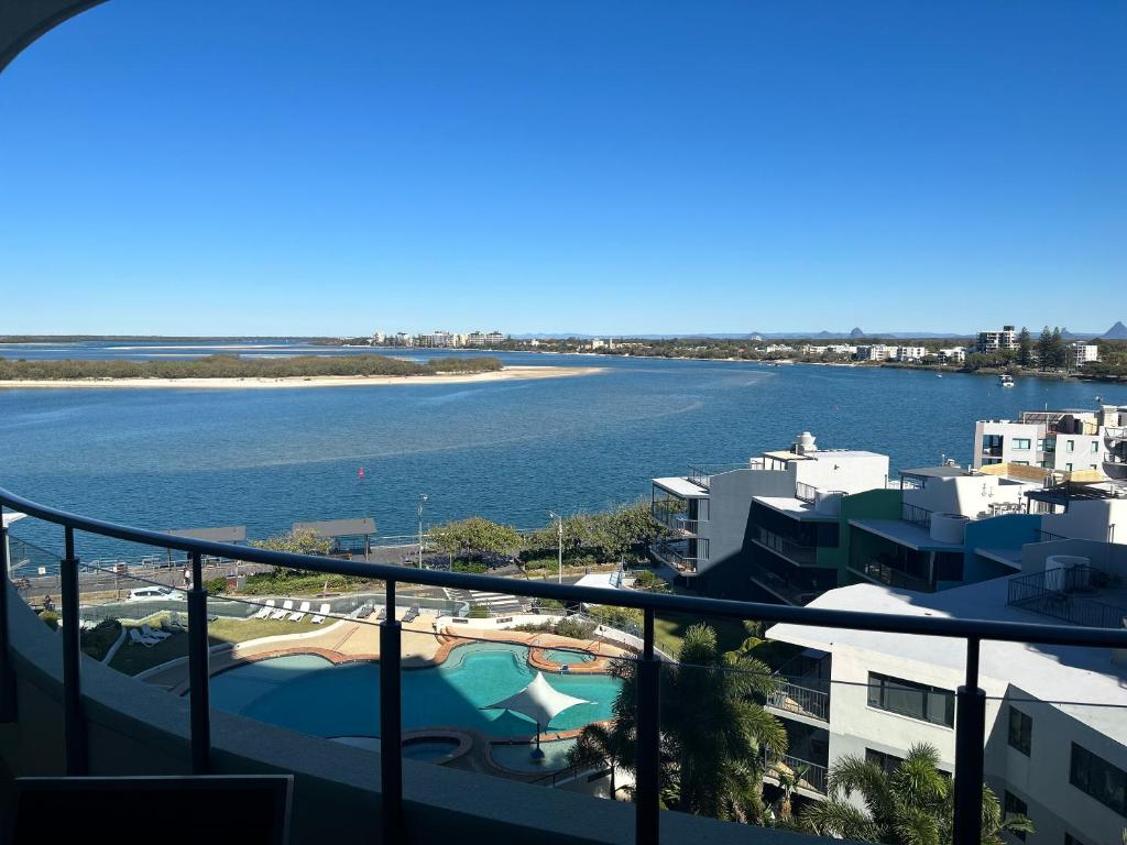 vistas al agua desde el balcón de un edificio en Exclusive Apartment with Ocean Views, en Caloundra