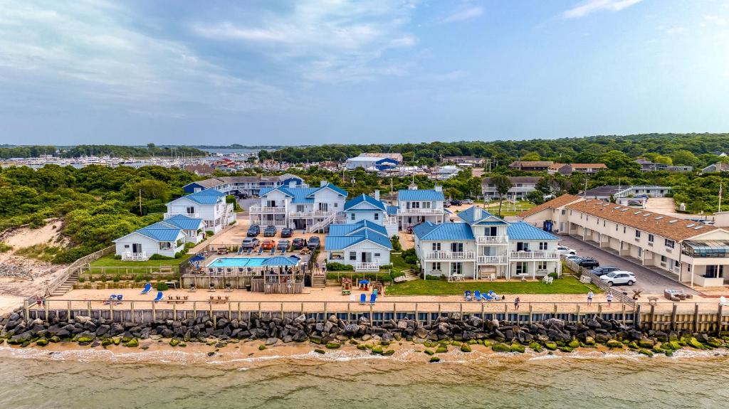 uma vista aérea de uma grande casa na praia em The Montauk Soundview em Montauk