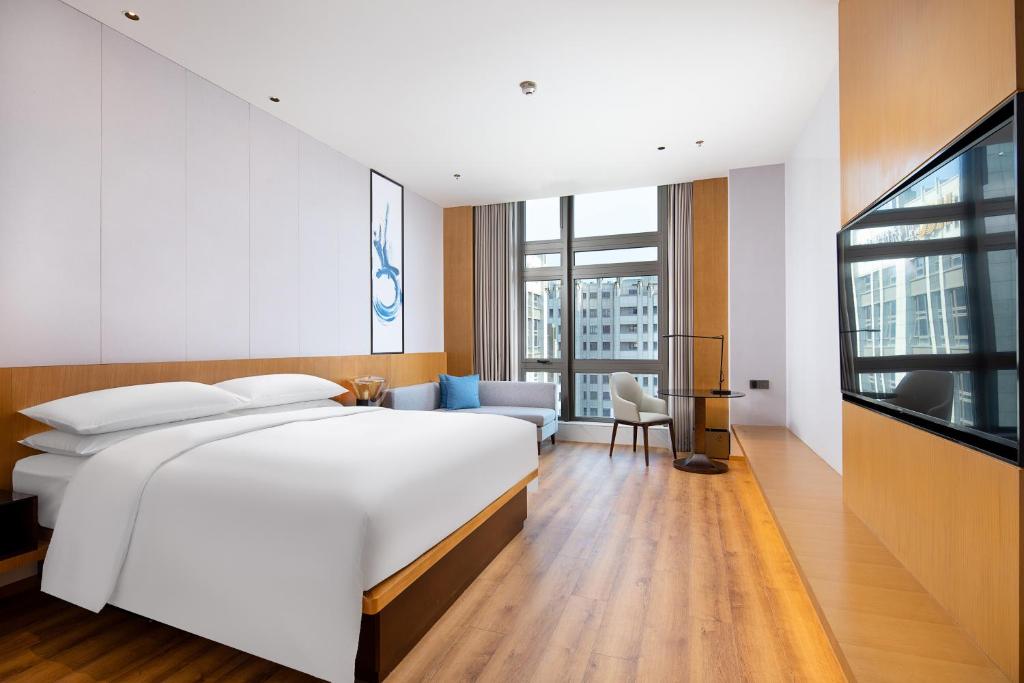 Postel nebo postele na pokoji v ubytování Fairfield by Marriott Shanghai Hongqiao NECC