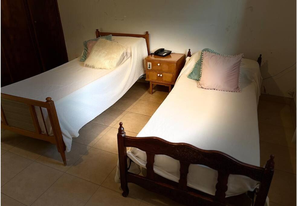 Giường trong phòng chung tại Amplia casa en zona centro