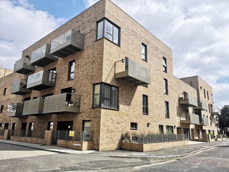 een bakstenen gebouw met balkons aan de zijkant bij Cozzy apartment in Camberwell in Londen