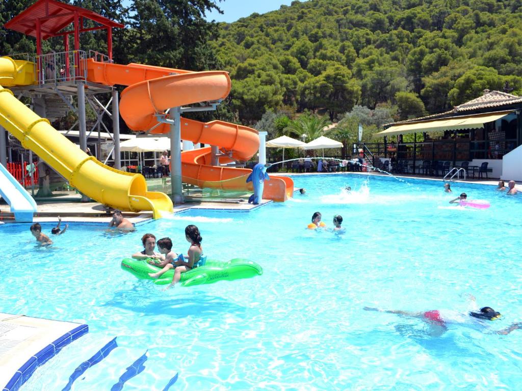 een groep mensen in een zwembad bij Kamares Apartments ΕΕ in Poros