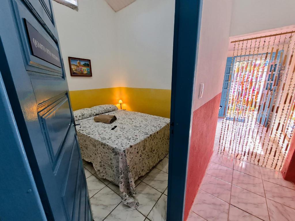 une chambre avec une table dans l'établissement Casa Igarassu, à Igarassu