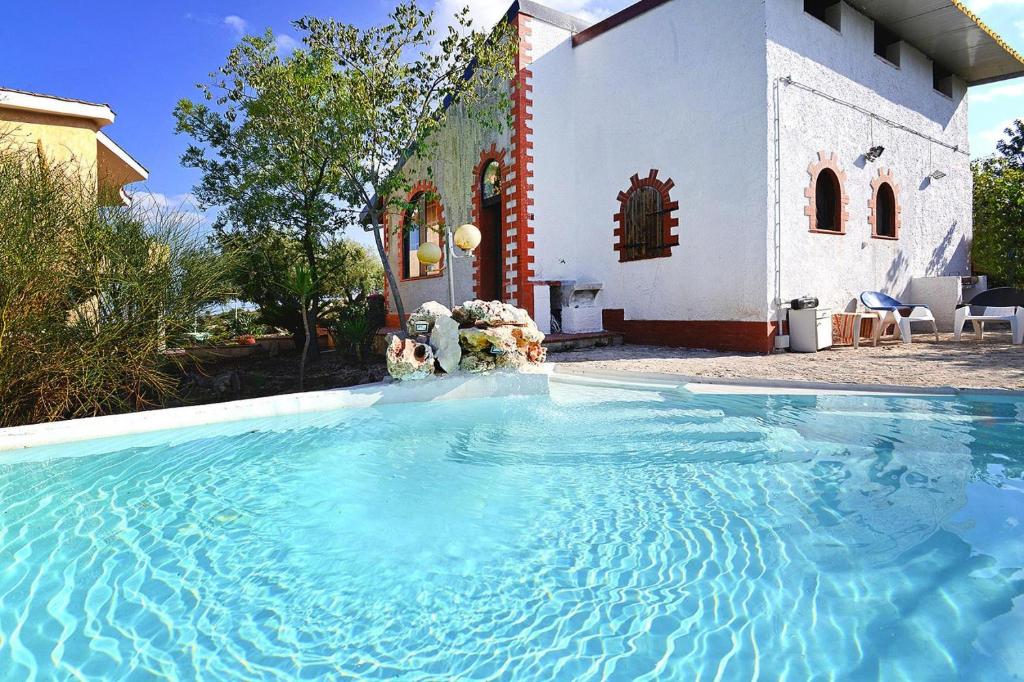 una gran piscina frente a una iglesia en Holiday Home Solarino - ISI02255-F, en Solarino