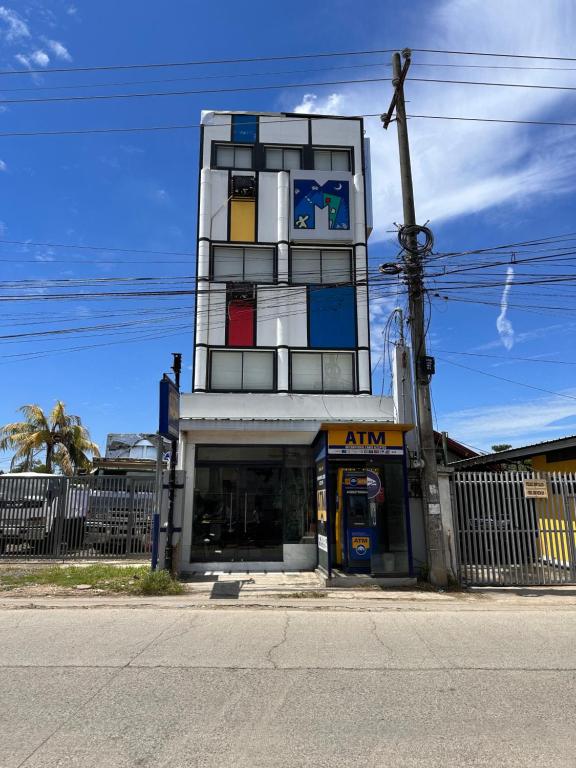 un edificio alto con ventanas coloridas encima en Murals Mactan en Isla de Mactán