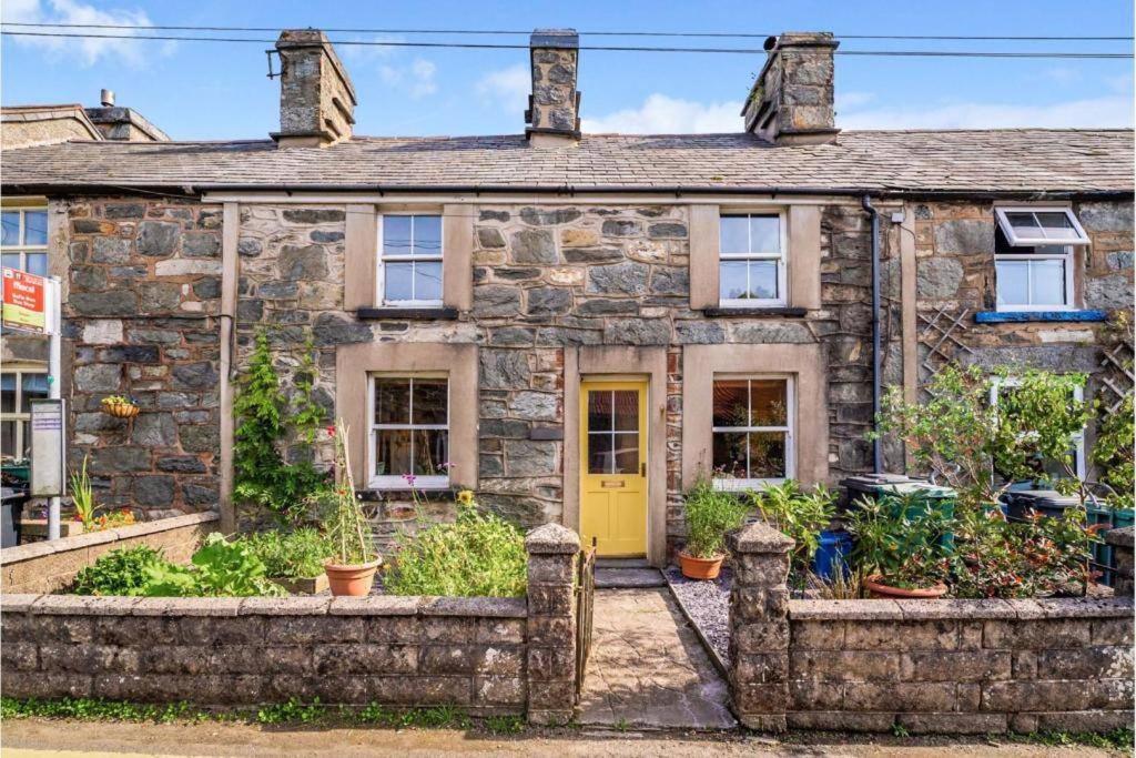 ein altes Steinhaus mit einer gelben Tür in der Unterkunft Charming 2 bed Escape in Snowdonia National Park ! Nr Betws y Coed in Betws-y-coed