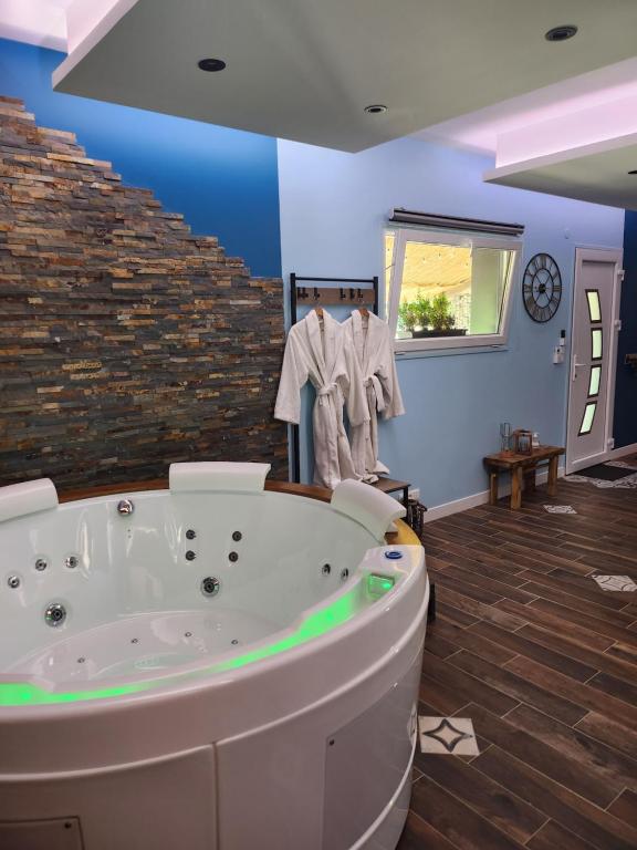 jacuzzi en una habitación con paredes azules en La tropicale gite avec Spa 2-4 personnes, 