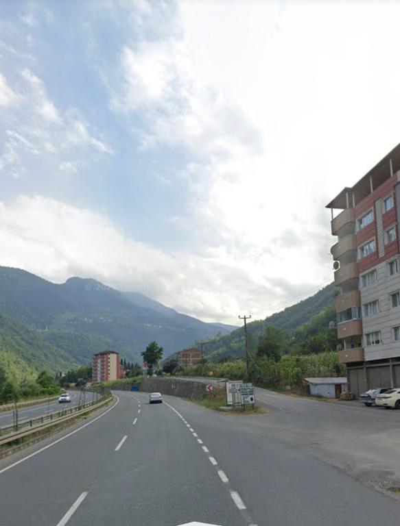 a highway with a car driving down the road at Doğa manzaralı dere kenarında haftalık ve aylık in Macka