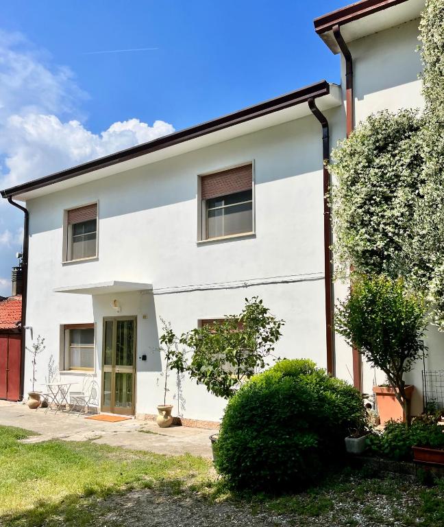 a white house with the front of it at La Villetta nel Delta in Mesola
