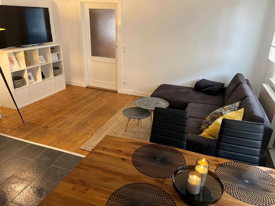 ein Wohnzimmer mit einem Sofa und einem Tisch in der Unterkunft Schöne 2 Zimmerwohnung in Heusenstamm in Heusenstamm