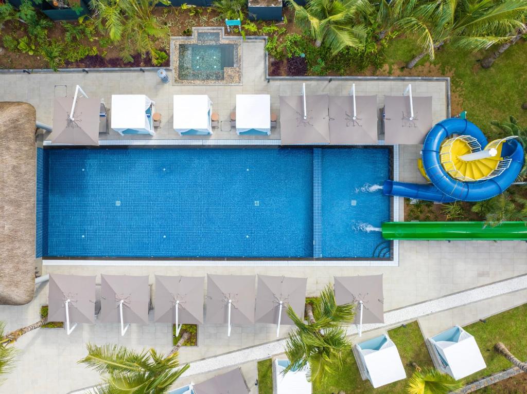 eine Aussicht auf einen Pool in einem Resort in der Unterkunft Ocean's Creek Beach Hotel in Balaclava