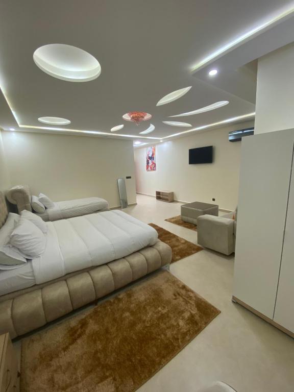 un soggiorno con letto e divano di Le ruban d’or ad Azilal