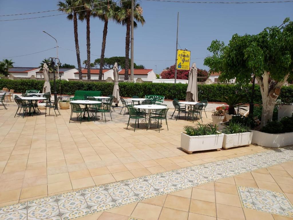 Restaurace v ubytování Arenella Beach Rooms
