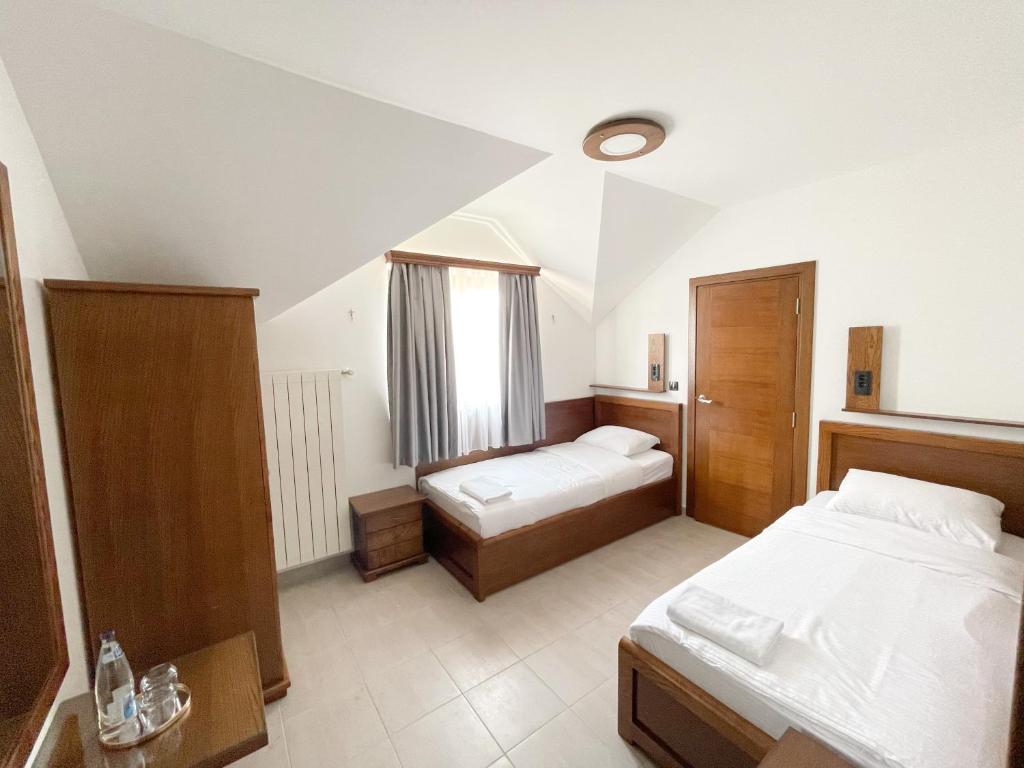 um quarto com 2 camas e uma janela em Apartments & Rooms Brijest em Plav