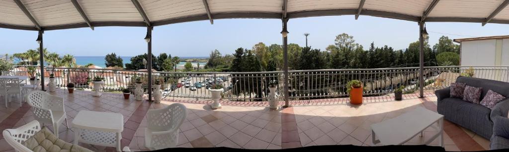Balkón nebo terasa v ubytování Arenella Beach Rooms