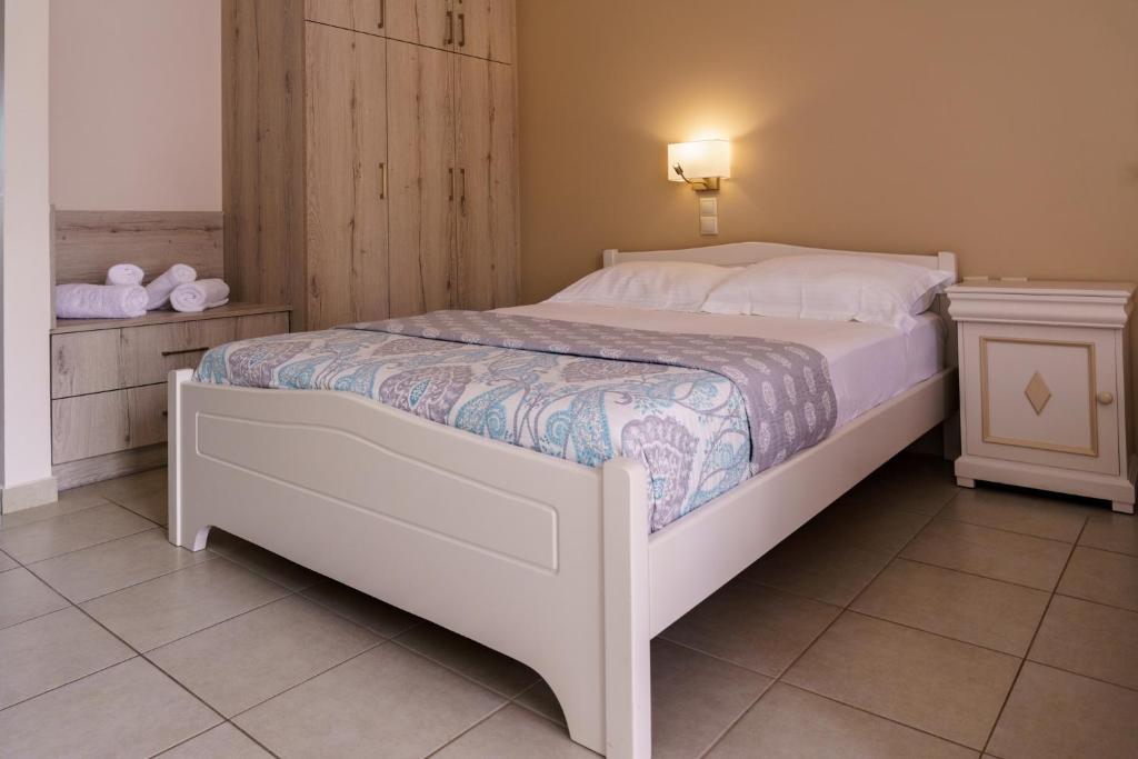 A bed or beds in a room at Nefeli Studios