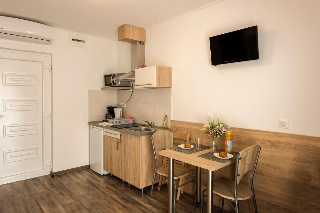 A kitchen or kitchenette at Kikötő Apartmanok