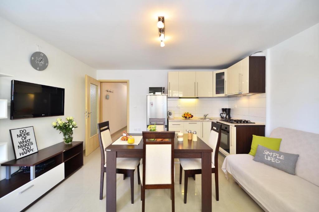 cocina y sala de estar con mesa y sofá en Aspalathos dream apartment, en Split