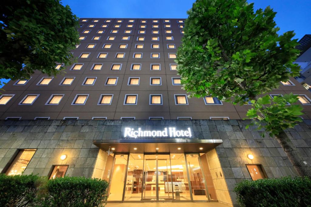 uma vista para a frente do hotel kordinator em Richmond Hotel Yokohama-Bashamichi em Yokohama