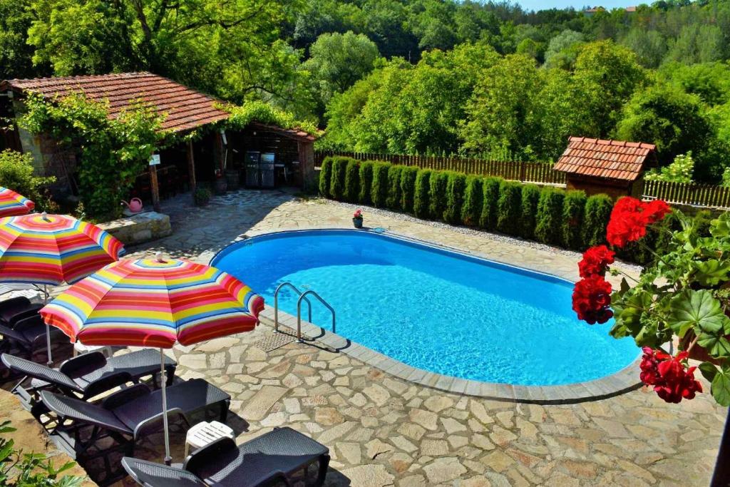 Bazén v ubytování Къща край реката/ House by the river nebo v jeho okolí
