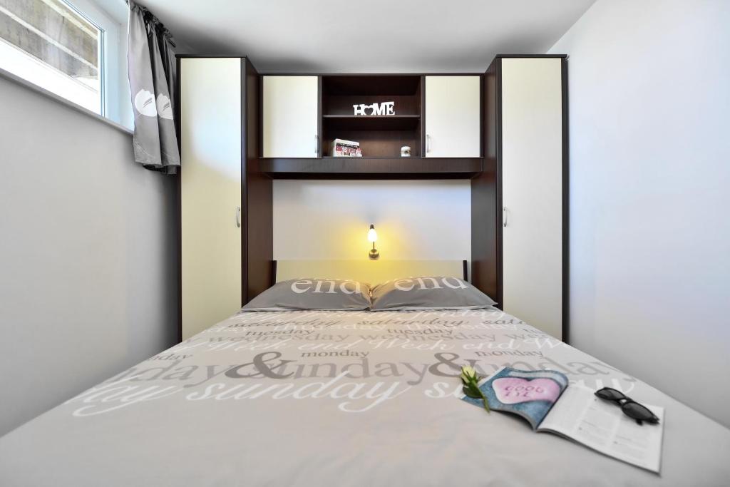 Posteľ alebo postele v izbe v ubytovaní Aspalathos dream apartment
