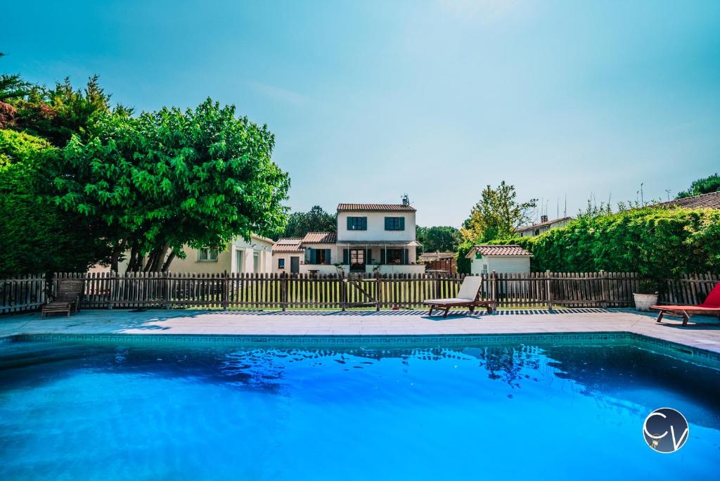 duży niebieski basen przed domem w obiekcie Villa le Thor Piscine Billard Sauna et Jacuzzi w mieście Le Thor