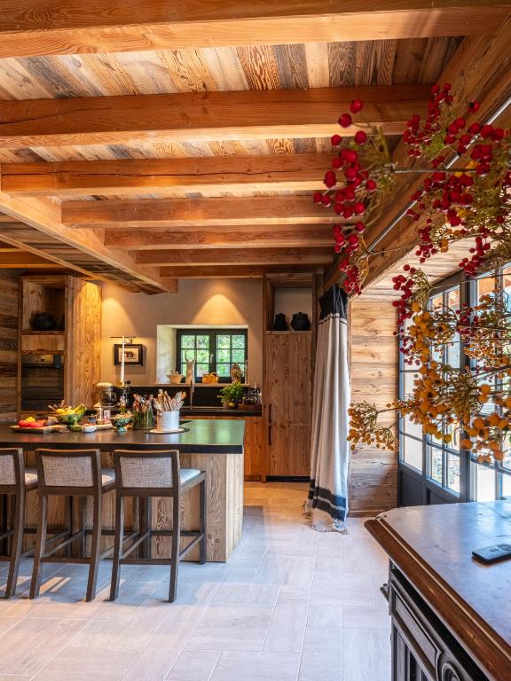 Kuchyň nebo kuchyňský kout v ubytování Superbe ferme rénovée en chalet de luxe en PLEINE NATURE