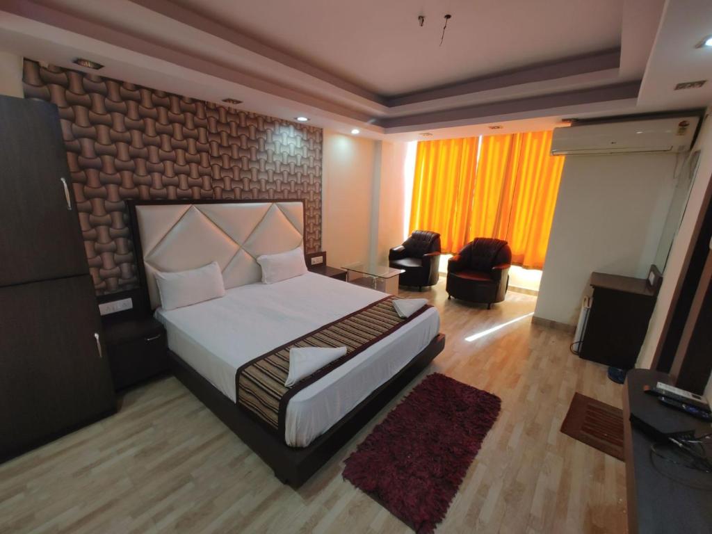 1 dormitorio con 1 cama y sala de estar en HOTEL RAHI., en Ranchi