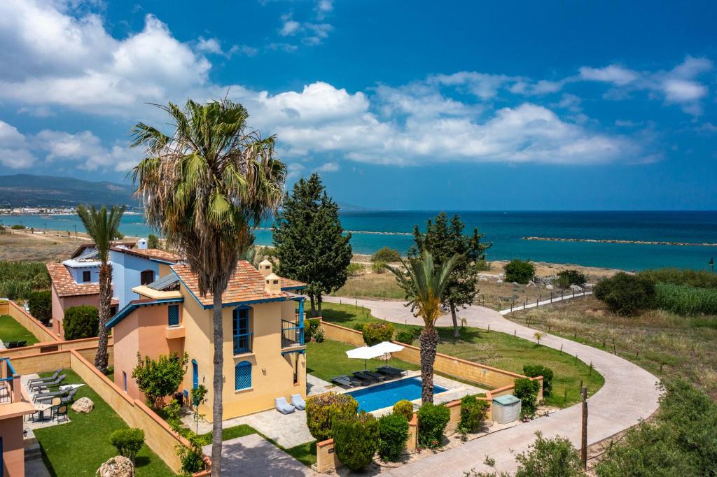 einem Luftblick auf ein Haus mit Pool und Meer in der Unterkunft The Olympians Villas in Polis Chrysochous