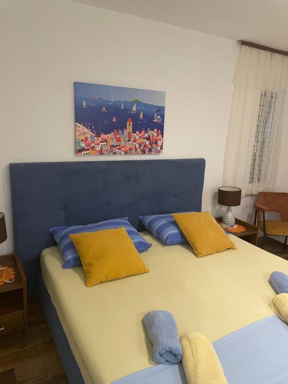 Studio apartment orange
