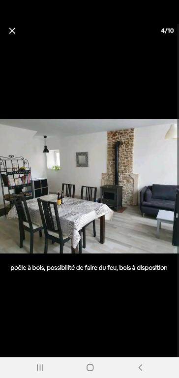 un salon avec une table, des chaises et un canapé dans l'établissement Appartement au cœur de la nature, à Gorze