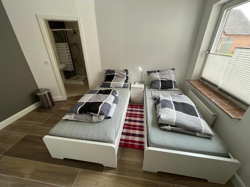 2 Betten in einem Zimmer mit 2 Fenstern in der Unterkunft Übernachtung by Tag in Kassel