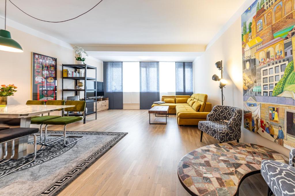 een woonkamer met een bank en een tafel bij Vienna Apartment 1010 in Wenen
