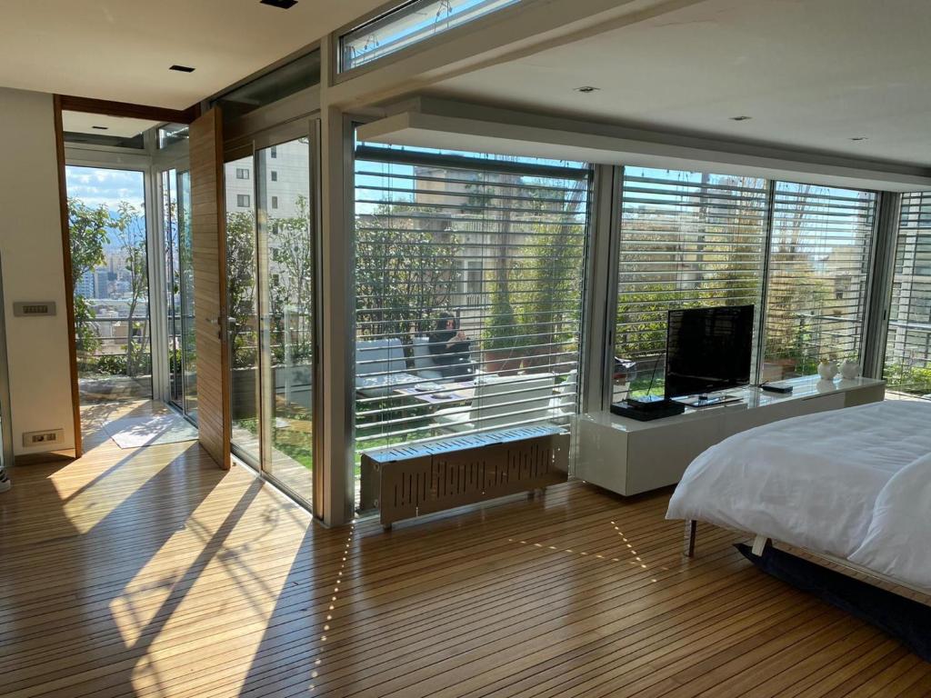 Postel nebo postele na pokoji v ubytování Biophilia Luxury Lofts