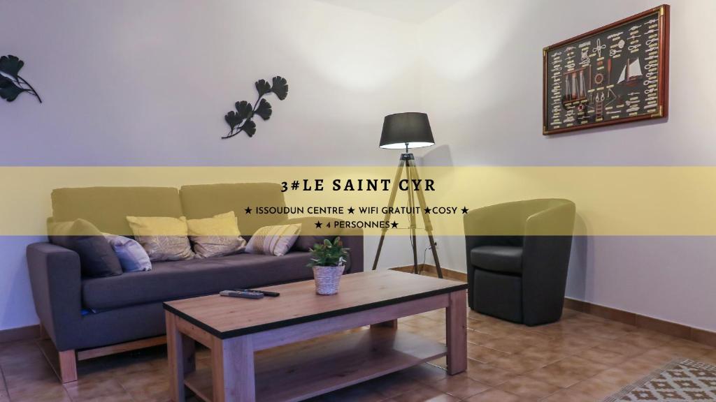 ein Wohnzimmer mit einem Sofa und einem Couchtisch in der Unterkunft Le Saint-Cyr, Centre-ville, Cosy, Spacieux in Issoudun