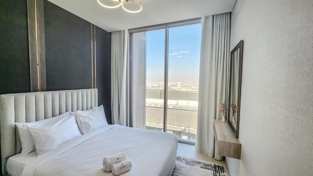 Postel nebo postele na pokoji v ubytování STAY BY LATINEM Luxury 1BR Holiday Home CVR B3109 near Burj Khalifa