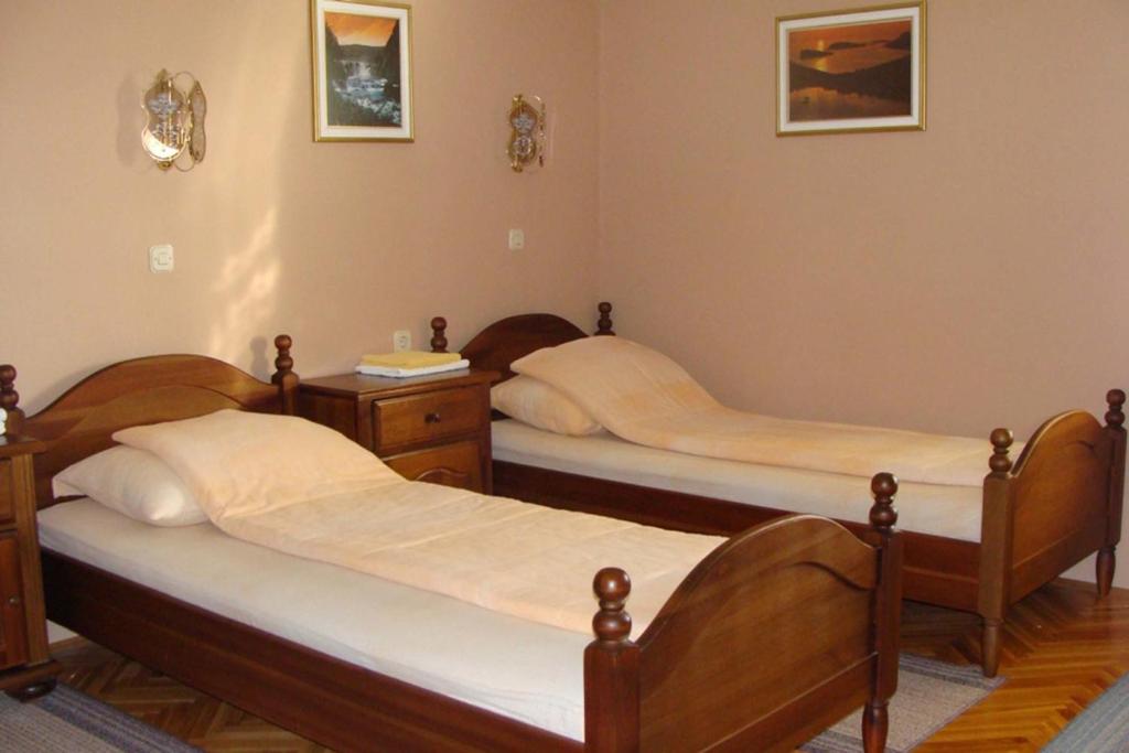 Postel nebo postele na pokoji v ubytování Saraj Guest House