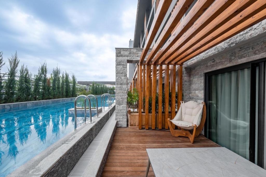 Lago Hotel - Swim-up Room With Land View