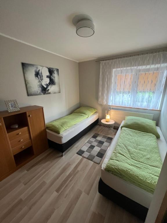 um quarto com duas camas e uma cómoda em Apartament Ginger em Kudowa-Zdrój