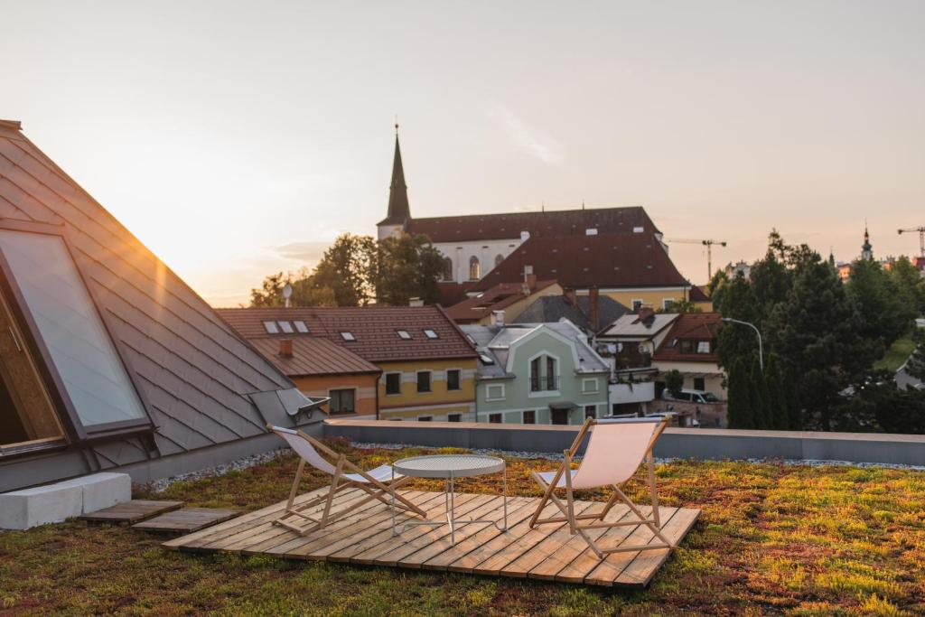 ein paar Stühle und ein Tisch auf dem Balkon in der Unterkunft Apartments Marinka Litomyšl in Litomyšl