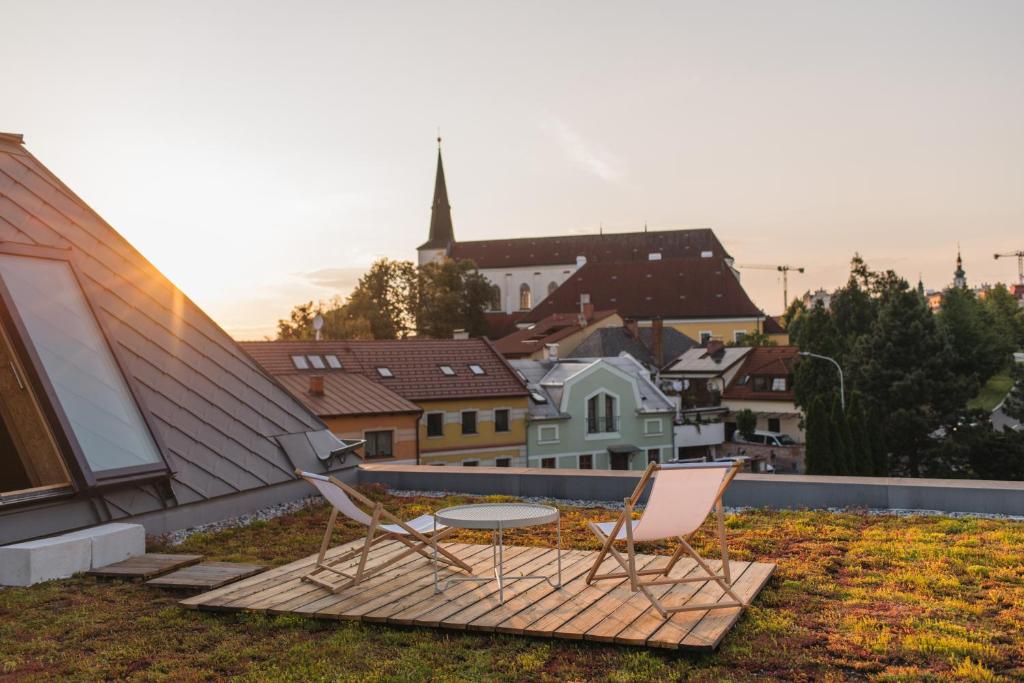 kilka krzeseł i stół na balkonie w obiekcie Apartments Marinka Litomyšl w mieście Litomyšl