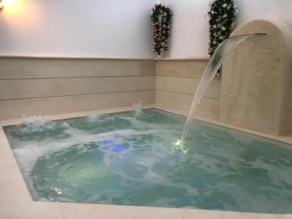 wanna z hydromasażem z fontanną wodną w obiekcie Glem Luxury w mieście Copertino