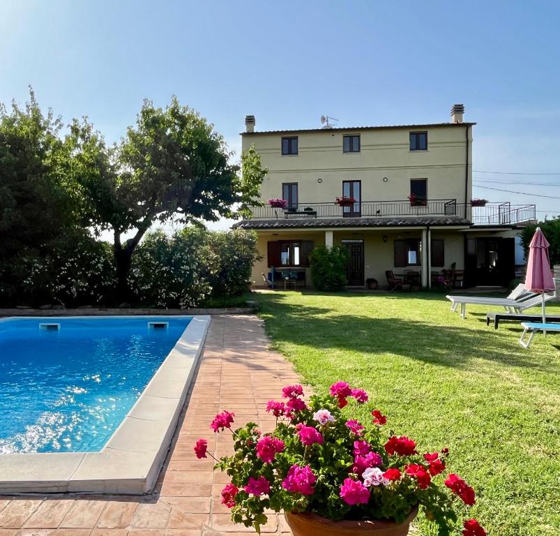 ein Haus mit Pool und Blumen davor in der Unterkunft Casa Trastulli in Castelfrentano