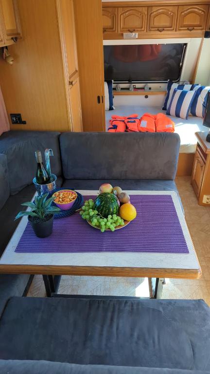 una mesa con un plato de comida encima de un sofá en Hausboot Pretty Belinda, en Wessem