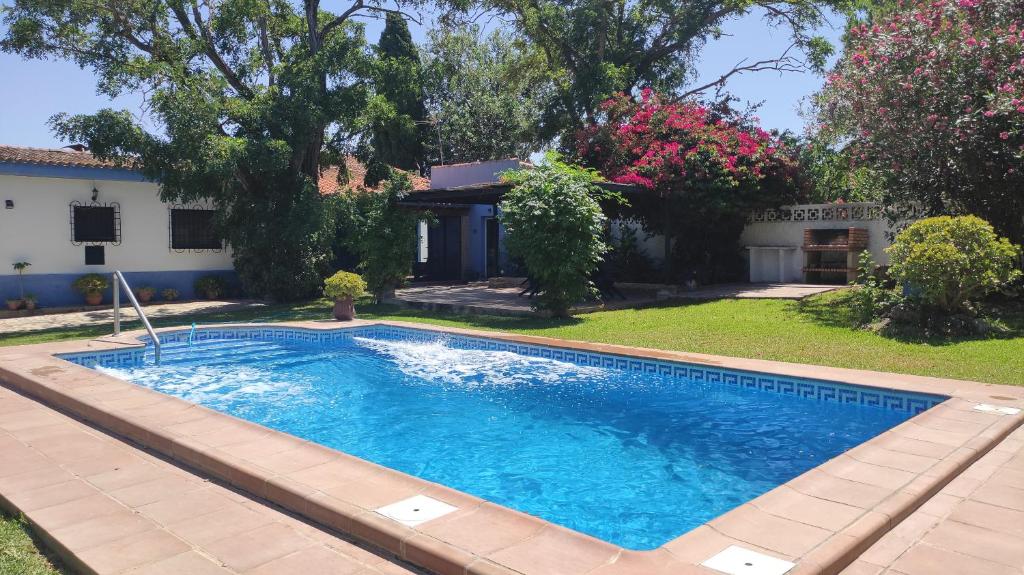 einen Pool im Hof eines Hauses in der Unterkunft Chalet con piscina privada, natural y acogedor in Chiclana de la Frontera