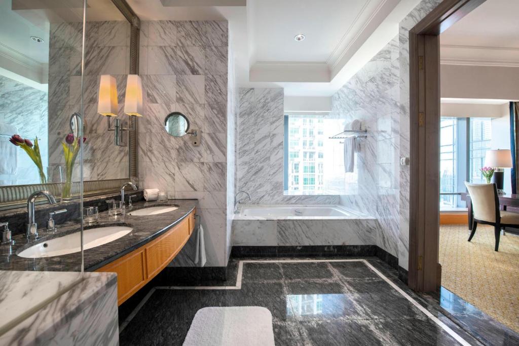 Bagno di The Ritz-Carlton Jakarta, Mega Kuningan